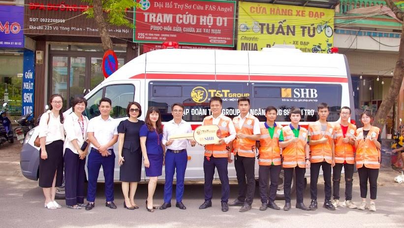 Đại diện Tập đoàn T&T Group và Ngân hàng SHB trao tặng Đội hỗ trợ sơ cứu FAS Angel xe cứu thương GAZ trị giá 870 triệu đồng