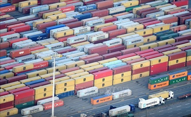 Hàng hoá tại cảng container ở Hamburg (Đức). Ảnh: REUTERS/TTXVN