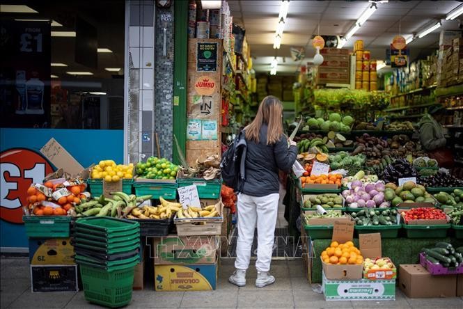 Người dân mua rau quả tại cửa hàng ở Walthamstow, Anh, ngày 13/2/2022. Ảnh: AFP/TTXVN