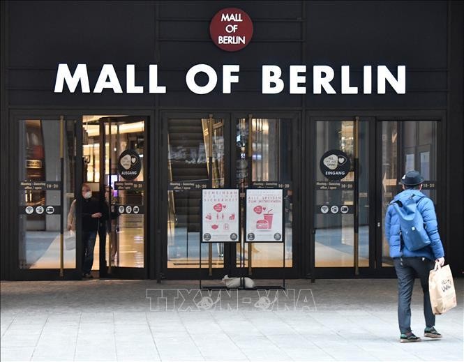 Cảnh vắng vẻ tại một trung tâm mua sắm do ảnh hưởng của dịch COVID-19 tại Berlin, Đức, ngày 1/4/2021. Ảnh: AFP/TTXVN