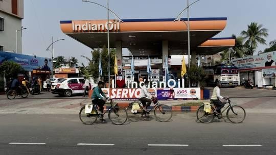Một trạm bán xăng dầu tại Ấn Độ. Ảnh: Getty Images