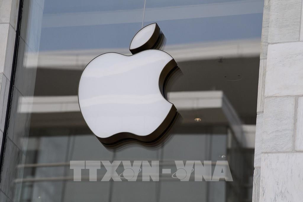 Biểu tượng Apple tại cửa hàng ở Washington, DC, Mỹ. Ảnh: AFP/TTXVN