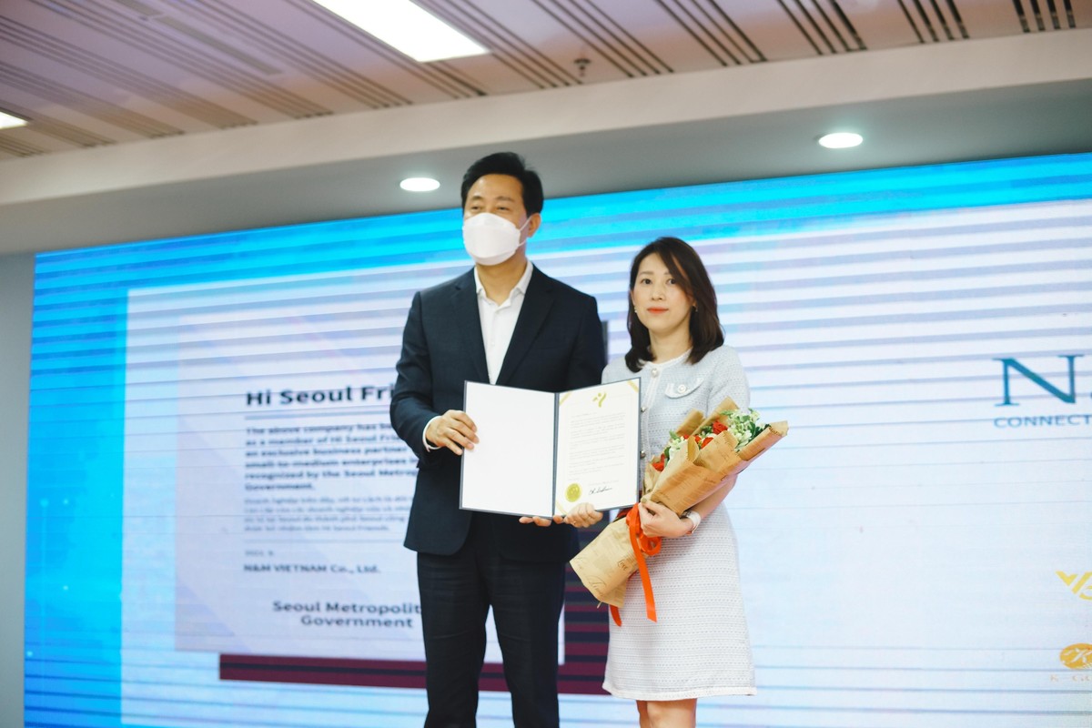 Ông Oh Se Hoon, Thị trưởng Thành phố Seoul trao chứng nhận doanh nghiệp 'Hi Seoul' cho bà Đàm Cao Thùy Quyên - Giám đốc N&M Việt Nam