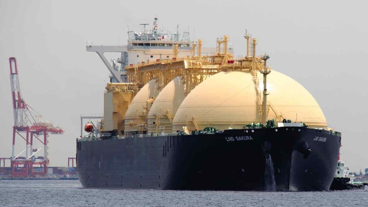 Tàu chở LNG cập cảng Nhật Bản. Ảnh: Nikkei