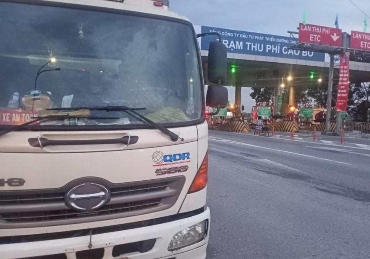 Tài xế điều khiển xe tải qua trạm thu phí Cao Bồ thuộc tuyến cao tốc Cầu Giẽ - Ninh Bình thì bị barie đập vỡ kính.