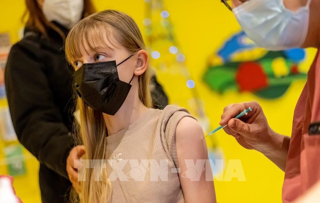 Nhân viên y tế tiêm vaccine ngừa COVID-19 của hãng Pfizer/BioNTech cho người dân tại Berlin, Đức. Ảnh: AFP/TTXVN