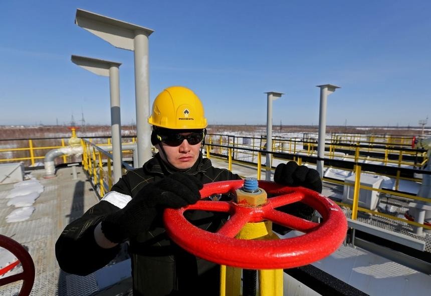 Các doanh nghiệp dầu mỏ sẽ gặp khó khăn khi châu Âu áp lệnh trừng phạt. Ảnh: Bloomberg.