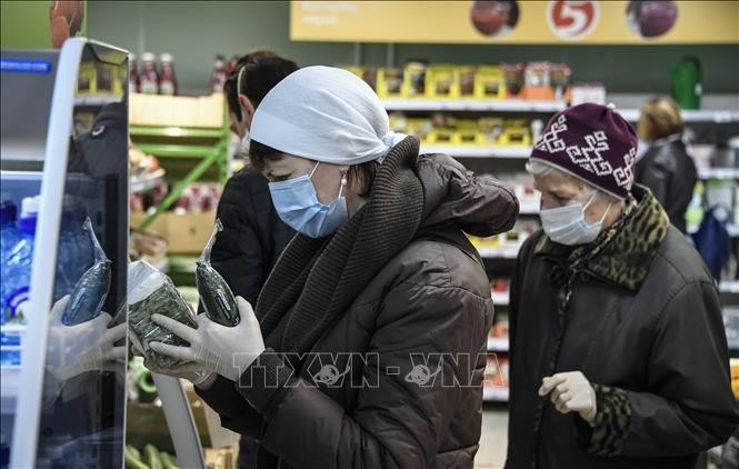 Người dân mua hàng tại một siêu thị ở Moskva, Nga. Ảnh: AFP/TTXVN