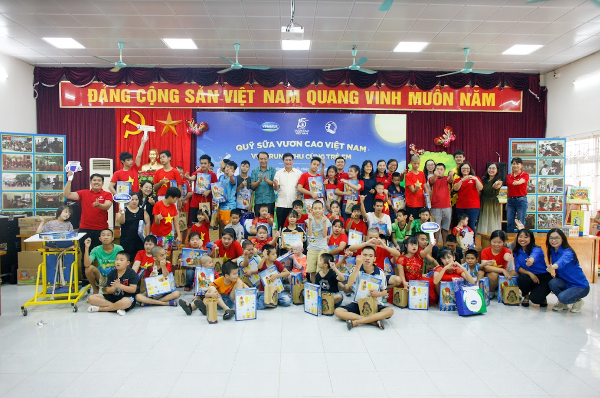 Các em nhỏ tại Trung tâm phục hồi chức năng Việt-Hàn đã có một buổi vui trung thu ấm áp và rộn ràng cùng Quỹ sữa Vươn cao Việt Nam và Vinamilk