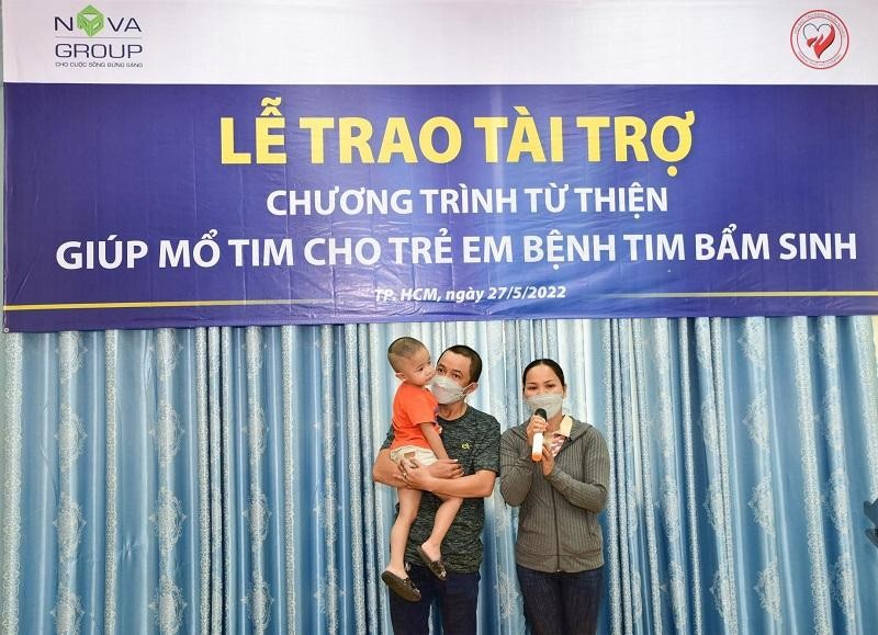 Gia đình chị Nguyễn Thuỳ Giang, mẹ Minh Đức chia sẻ tại lễ trao tặng