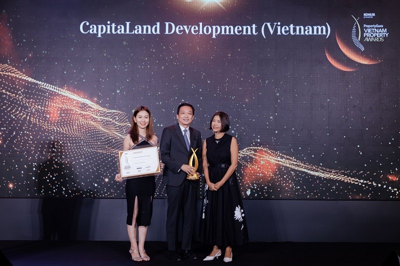 Ông Ronald Tay, Tổng giám đốc CLD (Việt Nam), nhận giải thưởng “Nhà phát triển bất động sản bền vững xuất sắc” dành cho CapitaLand Development tại giải thưởng bất động sản PropertyGuru Việt Nam 2021