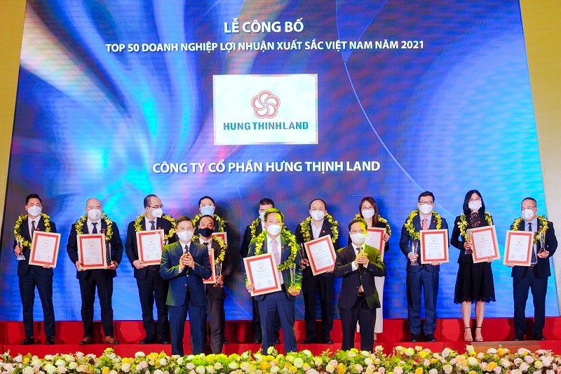 Đại diện Hưng Thịnh Land đón nhận giải thưởng Top 50 Doanh nghiệp lợi nhuận xuất sắc Việt Nam năm 2021.