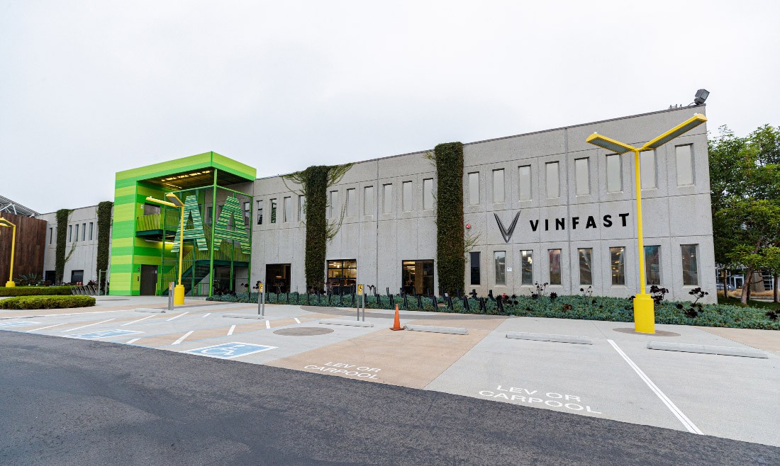 Bên ngoài trụ sở VinFast Mỹ tại Los Angeles