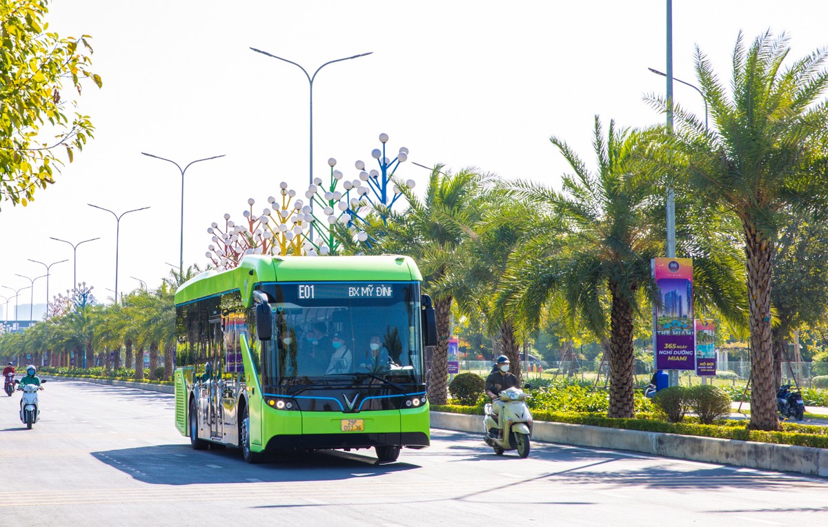 Xe buýt điện của VinFast phục vụ ở tuyến E03 tại Hà Nội