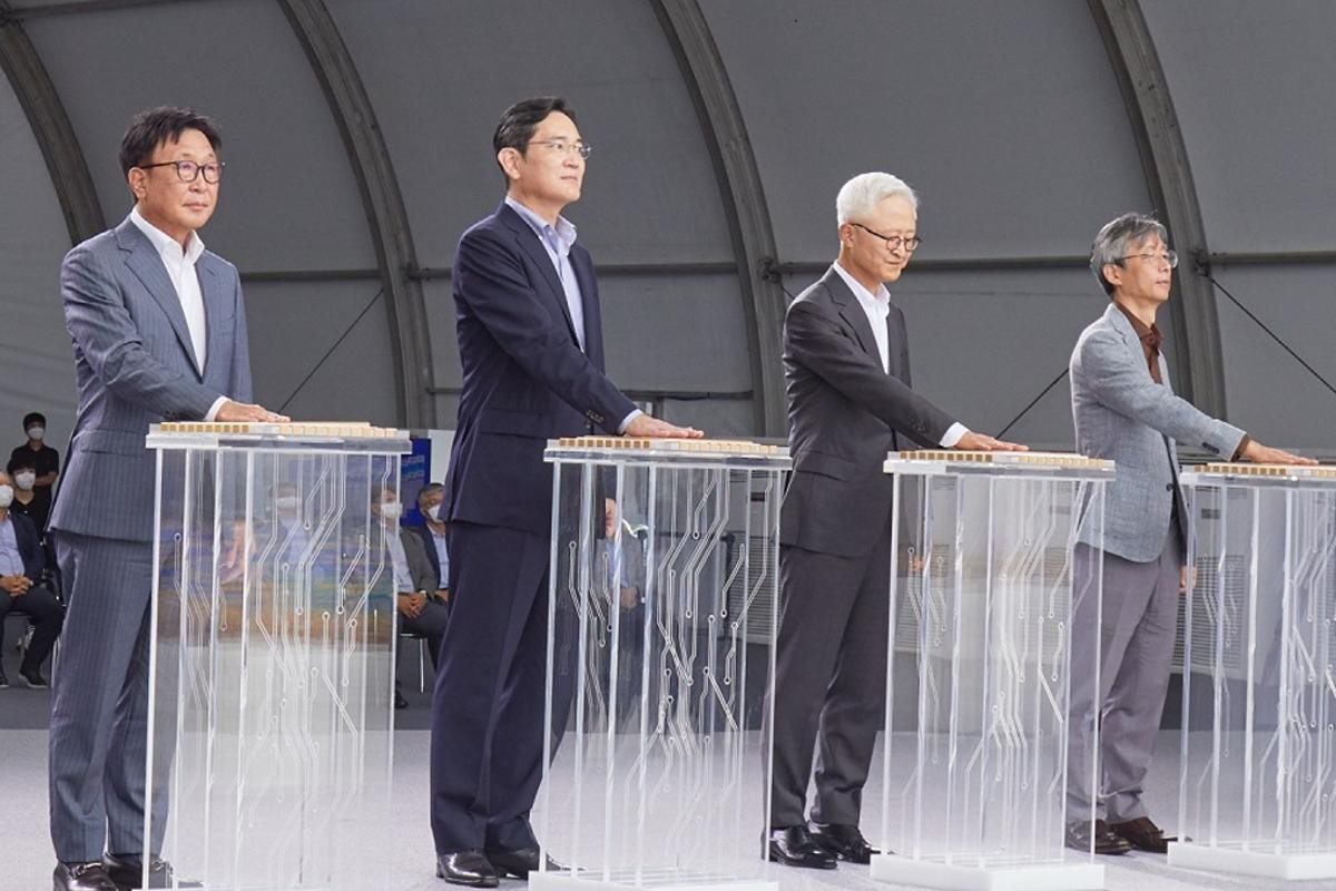 Các lãnh đạo tập đoàn Samsung dự sự kiện động thổ khu phức hợp
