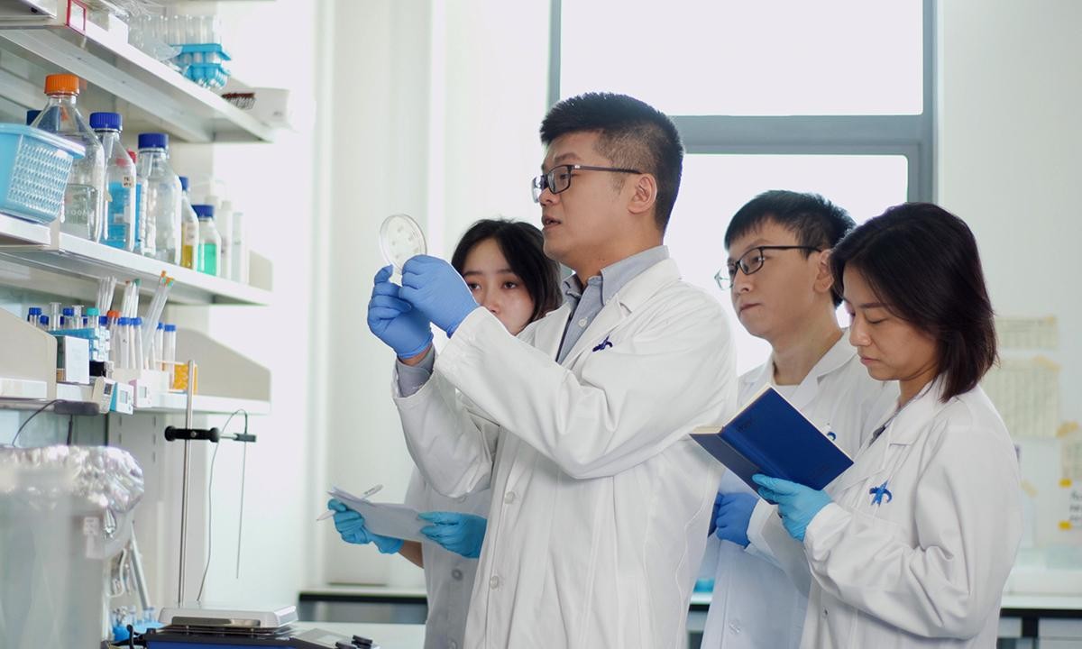Giáo sư Liu Bing và các cộng sự nghiên cứu dược phẩm mới nhờ sự hỗ trợ của AI