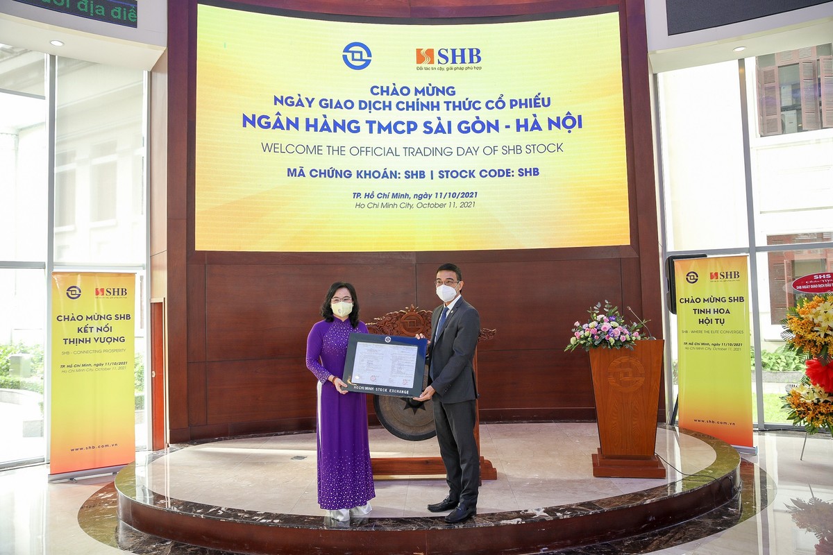 Ông Lê Hải Trà – Tổng Giám đốc HOSE trao Thông báo chuyển giao dịch cho bà Ngô Thu Hà, Phó Tổng Giám đốc SHB.