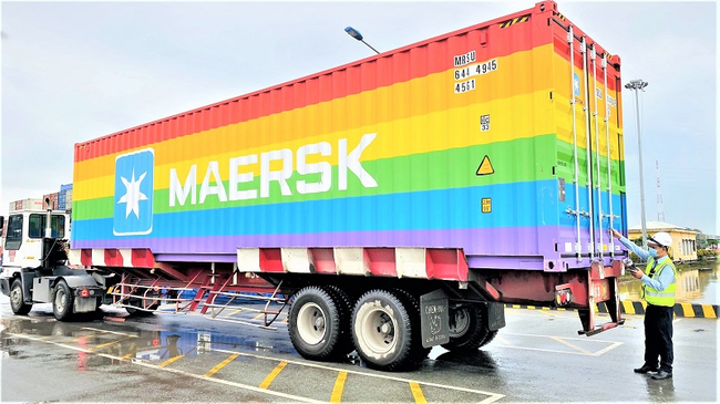 Hãng tàu Maersk truyền tải thông điệp nhân văn bằng container cầu vồng  ảnh 1