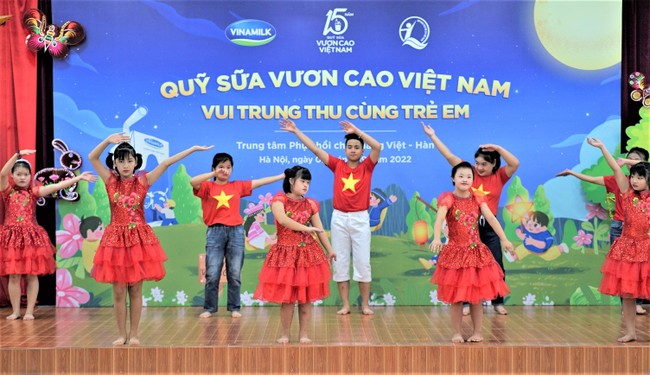 Thêm một mùa Trung thu ấm áp trong hành trình 15 năm của Quỹ sữa Vươn cao Việt Nam ảnh 2