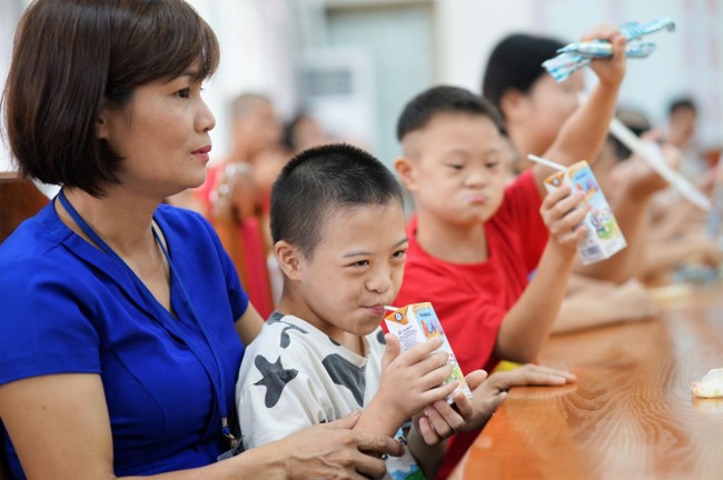 Thêm một mùa Trung thu ấm áp trong hành trình 15 năm của Quỹ sữa Vươn cao Việt Nam ảnh 3