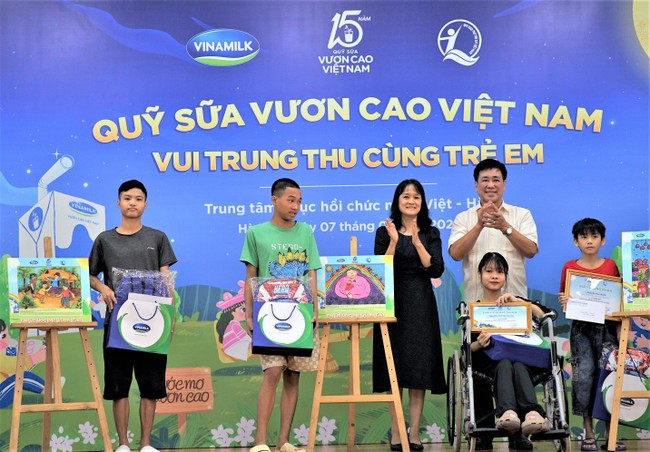 Thêm một mùa Trung thu ấm áp trong hành trình 15 năm của Quỹ sữa Vươn cao Việt Nam ảnh 4
