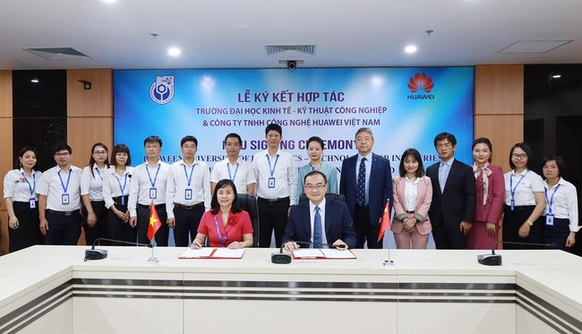Huawei hợp tác đào tạo sinh viên Việt Nam về viễn thông, AI, điện toán đám mây  ảnh 1
